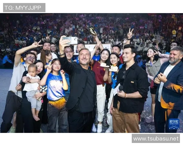 足球明星下大巴背包引发热议背后故事揭秘与球迷互动的温馨瞬间