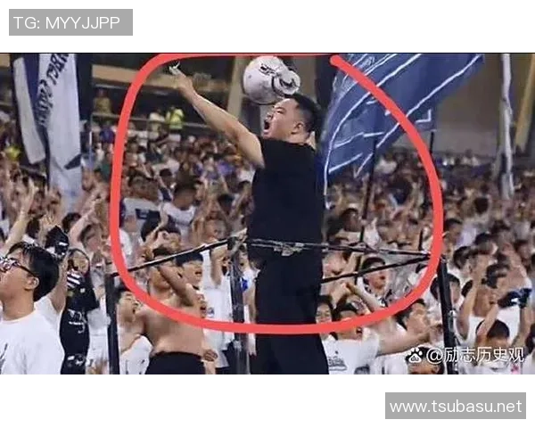 足球明星在比赛中意外被绊倒瞬间引发热议球迷纷纷讨论其表现与裁判判罚