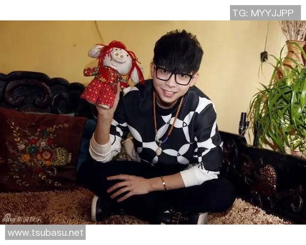 足球明星巧用筷子享美食瞬间展现独特风采与生活态度